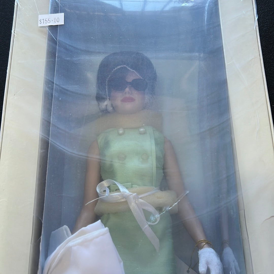 Franklin Mint Marilyn Monroe, Gentlemen Prefer Blondes Portrait Doll (
